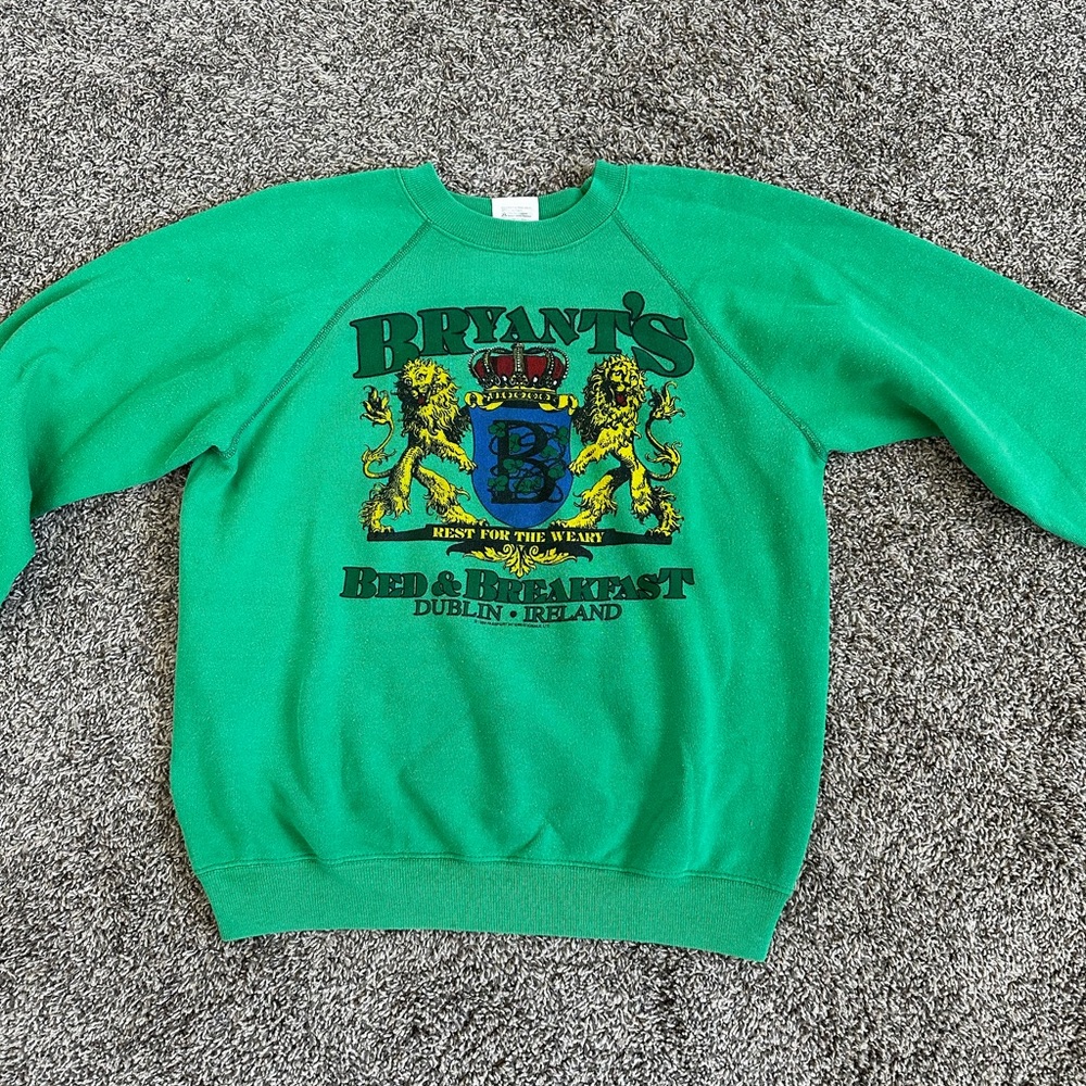 Green Bryant’s bed and breakfast crewneck. Size large